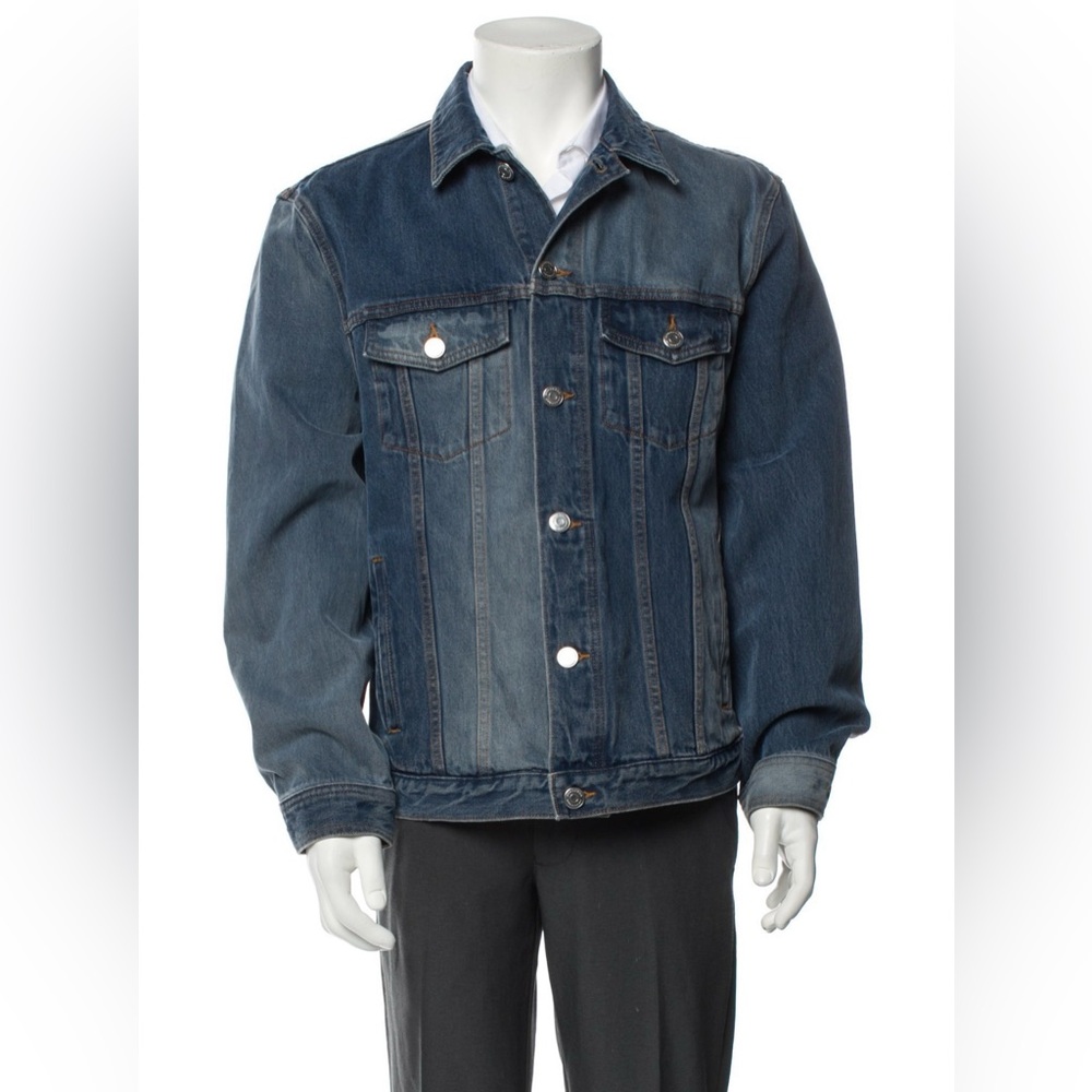 Burberry two toned blue Denim Jacket
Size:XL | US42, IT5. (Excellent condition).
